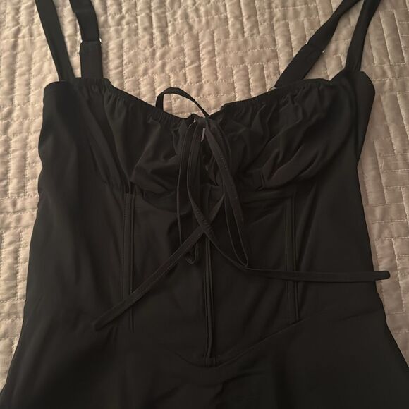 Elegant Black Dress - Picture 2 of 4